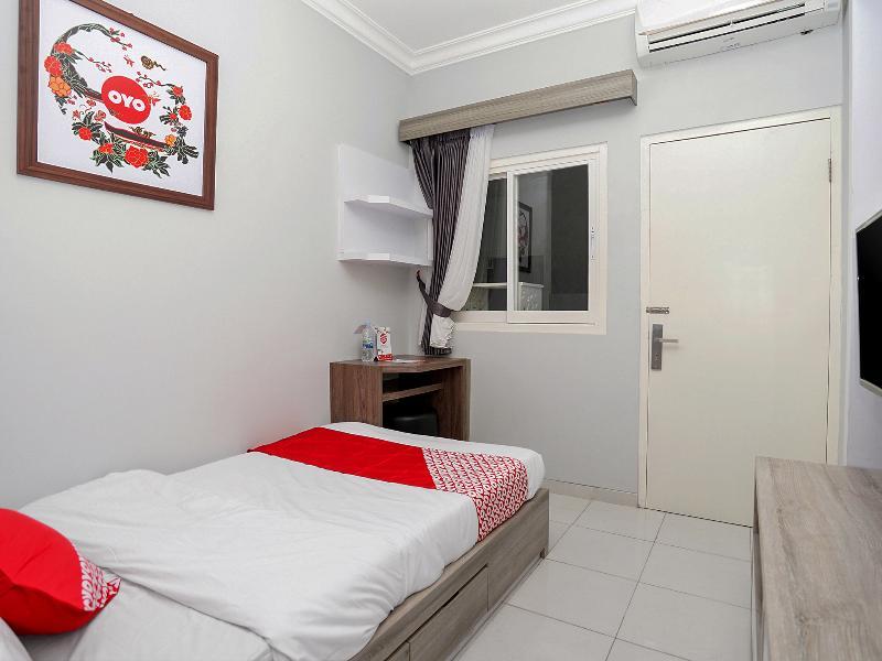 Oyo 747 Cipunegara Residence Surabaya Exterior photo
